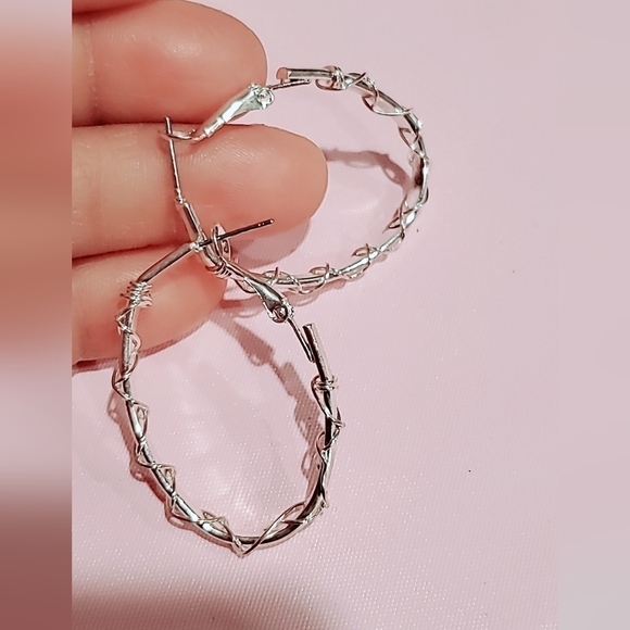 Jewelry - Women's Silver Vine Wrapped Bangle Earring🌴